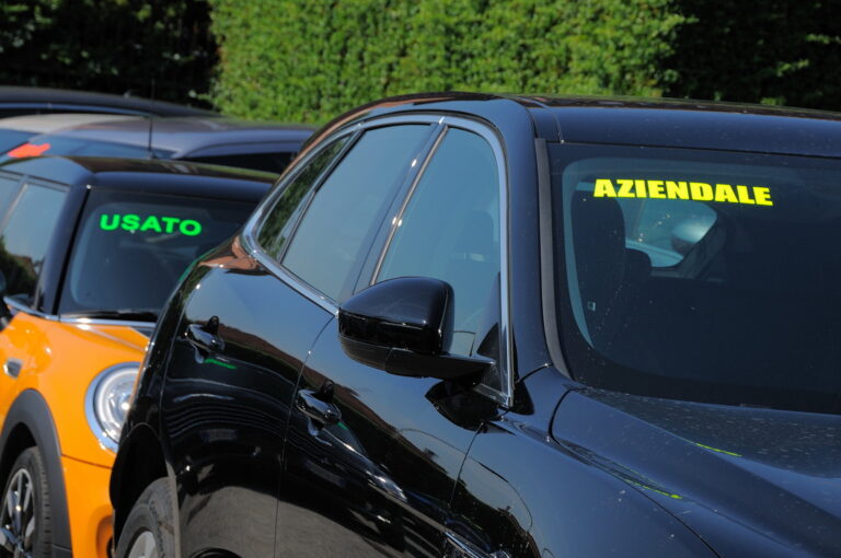 Auto usate, come evitare la truffa dei km scalati: tutti i controlli da fare